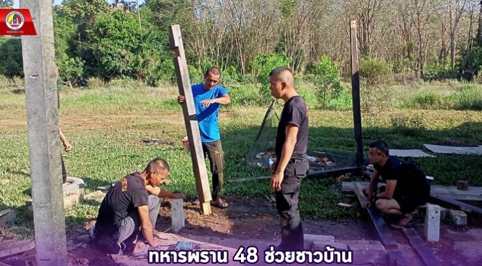 ทหารพราน 48 ช่วยชาวบ้านสร้างร้านน้ำใหม่ หลังถูกน้ำท่วมเสียหาย