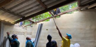 ทหารพราน 46 ยังคงเร่งมือเข้าฟื้นฟูซ่อมแซมบ้านเรือนประชาชนที่ได้รับความเสียหายจากภัยน้ำท่วม เพื่อให้สามารถกลับมาอาศัยได้โดยเร็วที่สุด