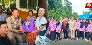 ทหารพราน 49 ร่วมกับมูลนิธิอาสาเพื่อนพึ่ง (ภาฯ) ยามยาก สภากาชาดไทย มอบถุงยังชีพ เครื่องอุปโภคบริโภคให้ประชาชนที่ประสบเหตุอุทกภัย อ.สุคิริน จ.นราธิวาส