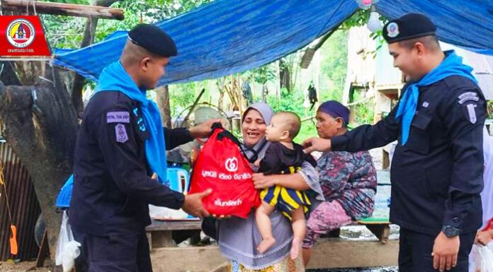 นำถุงยังชีพจากกลุ่มเซ็นทรัล – มูลนิธิเตียงจิราธิวัฒน์ มอบให้กับครอบครัวที่ประสบอุทกภัยและผู้ยากไร้ อ.รามัน จ.ยะลา