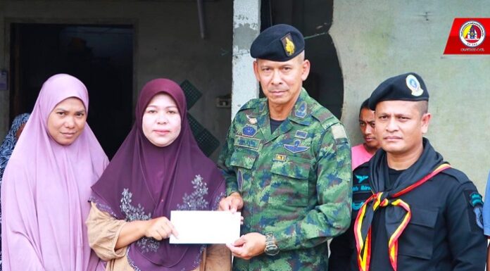 ผบ.ฉก.นราธิวาส พบปะให้กำลังใจครอบครัวบุคคลสูญหาย ผลกระทบจากสถานการณ์เหตุอุทกภัย ในพื้นที่ อ.ระแงะ จ.นราธิวาส