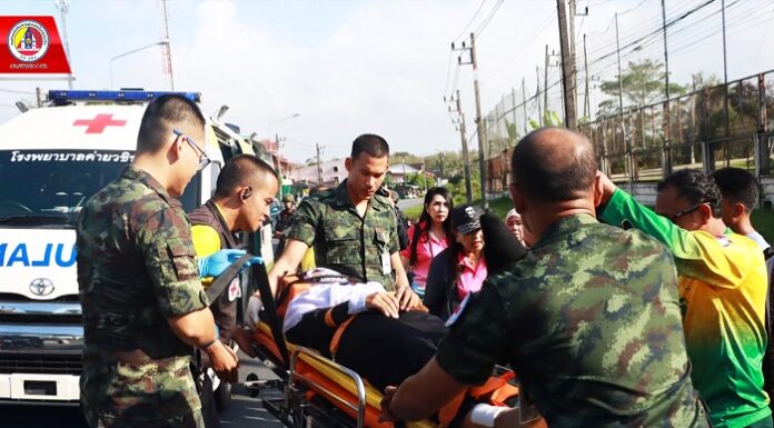 ทหาร เร่งให้การช่วยเหลือประชาชนที่ประสบอุบัติเหตุบนถนนบริเวณข้างค่ายสิรินธร ปัตตานี