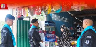 ฉก.ทพ.44 ประชาสัมพันธ์กับผู้ประกอบการร้านค้าภายในชุมชน “ห้ามมิให้ผู้ใด ซื้อ ขาย ใช้ ดอกไม้เพลิงทุกชนิด ที่ทำให้เกิดเสียงดัง ห้วงเทศกาลสำคัญในพื้นที่ จชต.