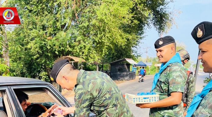 เเทนความรัก เเทนความห่วงใยห้วงเดือนรอมฎอน ฉก.สงขลาที่ 40 มอบอินทผลัมให้กับประชาชนที่สัญจรผ่านไป-มา เพื่อนำไปบริโภคในการละศีลอด