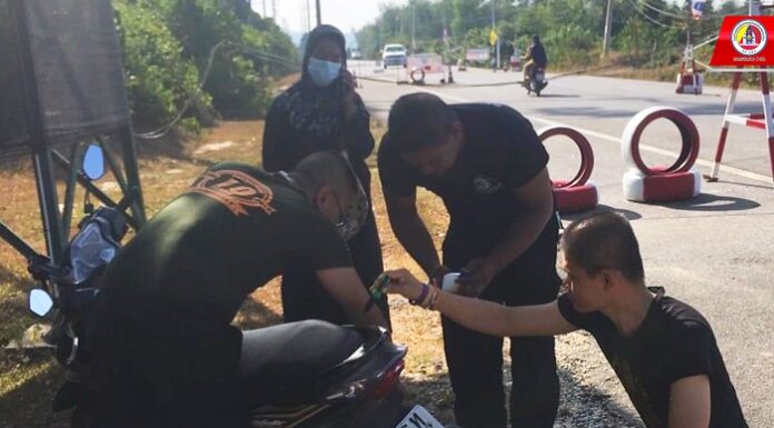 ช่วยเหลือประชาชนเครื่องยนต์เสีย เปลี่ยนถ่ายน้ำมันเครื่องเพื่อเดินทางอย่างปลอดภัย