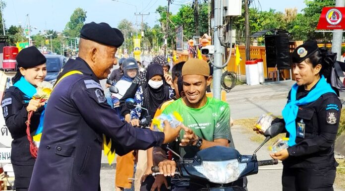 ทหารพราน 45 มอบอินทผลัม ให้กับประชาชนที่เดินทางสัญจรผ่านไป–มา เพื่อใช้ในการละศีลอดห้วงเดือนรอมฎอน