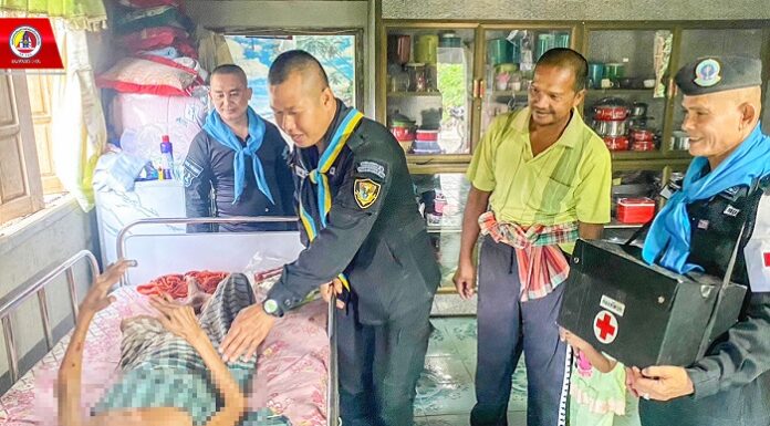 หมอเดินเท้าเข้าหาชุมชน เยี่ยมเยียนผู้สูงอายุ และผู้ป่วยติดเตียง สร้างขวัญกำลังใจประชาชนในพื้นที่