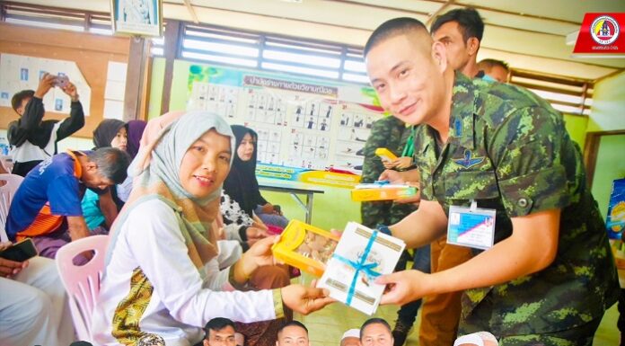 ศปพร. พบปะ สานสัมพันธ์ มอบอินทผลัม พี่น้องสมาชิกองค์กรภาคประชาชนเพื่อสันติและเศรษฐกิจพอเพียง (กลุ่มเสื้อเขียว)บ้านเพ็งยา ตำบลสะบ้าย้อย อำเภอสะบ้าย้อย จังหวัดสงขลา