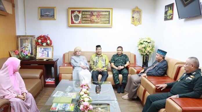 รองแม่ทัพภาคที่ 4 ร่วมละศีลอด (เปิดปอซอ) กับผู้นำศาสนา และส่วนราชการในพื้นที่ จังหวัดสงขลา เสริมสร้างความสัมพันธ์อันดีต่อกัน บนพื้นฐานความหลายในสังคมพหุวัฒนธรรม