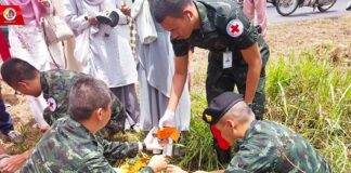 ช่วยเหลือประชาชนประสบอุบัติเหตุรถจักรยานยนต์ล้มข้างทางบริเวณค่ายสิรินธร