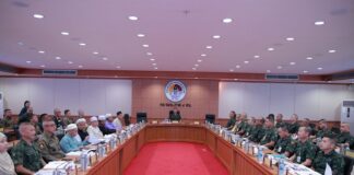 มทภ.4 ประชุมติดตามการขับเคลื่อนฮูกุมปากัต (ธรรมนูญหมู่บ้าน 9 ดี) ของคณะที่ปรึกษา คณะทำงาน มุ่งมั่น ขจัดการบิดเบือนข้อเท็จจริงสู่ชุมชน เพื่อนำพาสันติสุขแก่พี่น้อง จชต.