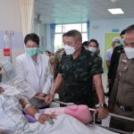 มทภ.4 พร้อม ผบช.ภ.9 เยี่ยม จนท.ตำรวจ ที่ได้รับบาดเจ็บจากเหตุคนร้ายลอบยิง ขณะปฏิบัติหน้าที่ รปภ. พื้นที่บันนังสตา จ.ยะลา สั่งเร่งหาหลักฐาน และผู้ก่อเหตุมาดำเนินคดีอย่างเร็วที่สุด