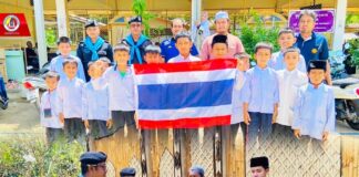 ทหารพราน 41 มอบธงชาติผืนใหม่ให้กับโรงเรียนสอนศาสนา เพื่อเสริมสร้างความสัมพันธ์กับคณะครูและนักเรียน