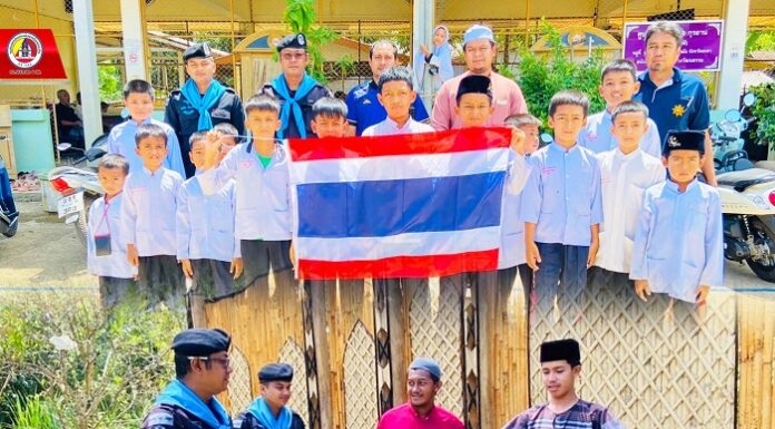 ทหารพราน 41 มอบธงชาติผืนใหม่ให้กับโรงเรียนสอนศาสนา เพื่อเสริมสร้างความสัมพันธ์กับคณะครูและนักเรียน