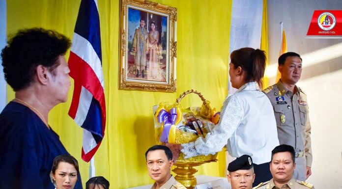 พระบาทสมเด็จพระเจ้าอยู่หัว ทรงพระกรุณาโปรดเกล้าฯ ให้ผู้ว่าราชการจังหวัดนราธิวาส เชิญตระกร้าสิ่งของพระราชทาน มอบแก่ครอบครัวเจ้าหน้าที่ทหารพราน ที่เสียชีวิตจากการปฏิบัติหน้าที่