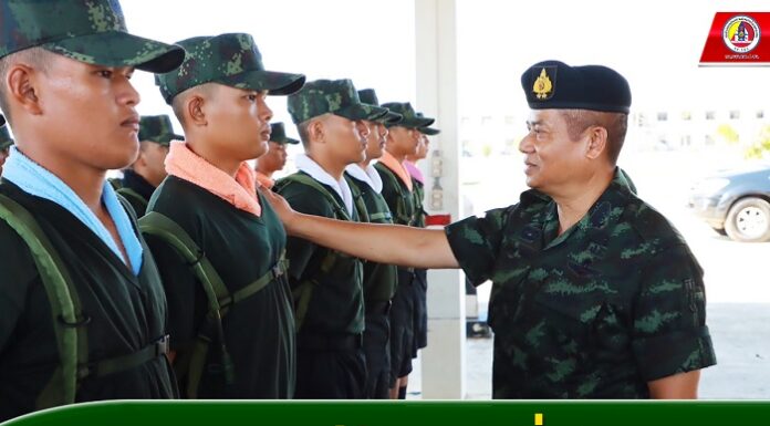 รอง มทภ. 4 ตรวจเยี่ยมหน่วยฝึกทหารใหม่ จ.นราธิวาส เน้นย้ำข้อสั่งการของ ผบ.ทบ. สู่ทหารใหม่ สร้างความอบอุ่นใจ ดูแลเอาใจใส่ในวิถีชีวิตระหว่างเข้ารับการฝึก