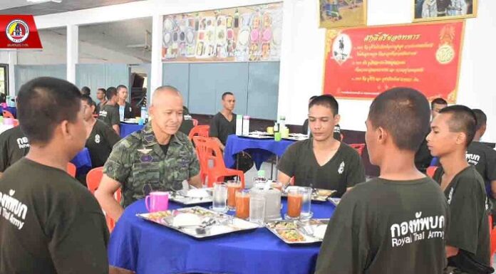 ผบ.พล.ร.15 พบปะให้กำลังใจ ร่วมรับประทานอาหารมื้อเช้ากับน้องสุดท้องของกองทัพบก เพราะเราคือครอบครัวเดียวกัน