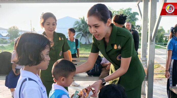 ร.153 พัน.1 และ สมาคมแม่บ้าน ทบ.สาขา ร.153 พัน.1 มอบอาหารมื้อเช้า และขนมให้กับน้อง ๆ นักเรียน เพื่อจะได้รับประทานบนรถโดยสารของหน่วย ก่อนไปโรงเรียน