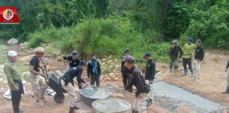 ฉก.ทพ.33 ร่วมกับพี่น้องประชาชนทำการเทพื้นปูนก่อนฝังท่อลอด เพื่อบรรเทาความเดือดร้อนแก่ผู้ที่สัญจรไปมา