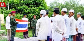 หน่วยเฉพาะกิจสันติสุข ลงพื้นที่จัดกิจกรรมเสาธง 5 นาที หน้าที่พลเมือง 9 ข้อ เพื่อสร้างความภูมิใจในแผ่นดินไทยให้นักเรียนในพื้นที่ จชต.