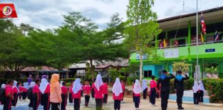 ฉก.ยะลา จัดกิจกรรม “เสาธง 5 นาที” พร้อมมอบธงชาติไทยผืนใหม่ ทดแทนผืนเก่าที่ชำรุดแก่สถานศึกษาพื้นที่ จ.ยะลา