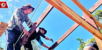 ทหารพราน 45 ร่วมกับผู้นำหมู่บ้าน ซ่อมแซมบ้านเรือนประชาชนที่ได้รับความเสียหายจากฝนตกหนัก ลมกระโชกแรงในพื้นที่ อ.ระแงะ จ.นราธิวาส