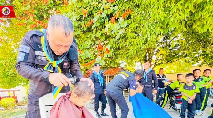 ทหารพราน 33 ให้บริการตัดผมฟรี แก่นักเรียนชาย ตามโครงการ “เกศาสานใจ” ในพื้นที่ ต.ตลิ่งชัน อ.บันนังสตา จ.ยะลา