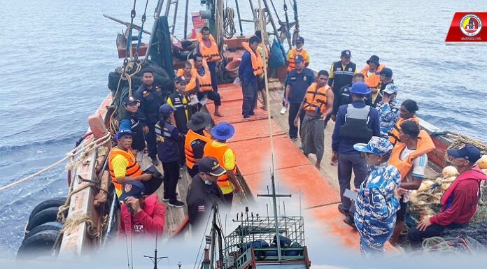 ฉก.นย.ทร. ร่วมกับหน่วยงานในพื้นที่ ตรวจเรือประมงในทะเลบริเวณอ่าวไทยเขตจังหวัดนราธิวาส เพื่อป้องกันการกระทำผิดกฎหมายทางทะเลทุกรูปแบบ