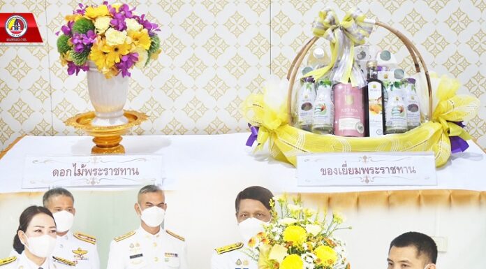 พระบาทสมเด็จพระเจ้าอยู่หัว ทรงพระกรุณาโปรดเกล้าฯ ให้ผู้ว่าราชการจังหวัดยะลา เชิญแจกันดอกไม้ และกระเช้าสิ่งของพระราชทาน มอบแก่เจ้าหน้าที่ทหารที่ได้รับบาดเจ็บ จากเหตุคนร้ายลอบวางระเบิด ระหว่างปฏิบัติหน้าที่ดูแลความปลอดภัยพี่น้องประชาชน ในพื้นที่ อำเภอรามัน จังหวัดยะลา