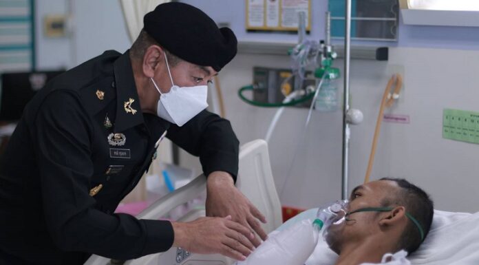 แม่ทัพภาคที่ 4 เยี่ยมกำลังพลที่ได้รับบาดเจ็บจากเหตุคนร้ายลอบวางระเบิด ขณะปฏิบัติหน้าที่ดูแลความปลอดภัยประชาชน ในพื้นที่ อ.รามัน จ.ยะลา