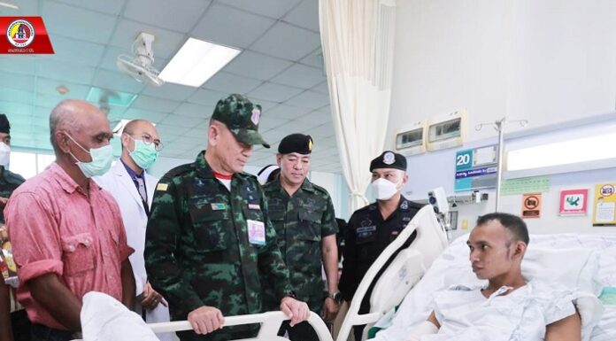 ผบ.ทบ. เยี่ยมกำลังพลผู้ได้รับบาดเจ็บจากเหตุการณ์ความรุนแรงในพื้นที่ จชต.