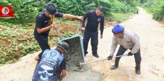 ทหารพราน 49 ร่วมปรับปรุงซ่อมแซมผิวถนนคอนกรีตที่ชำรุด ในพื้นที่ อ.ศรีสาคร จ.นราธิวาส