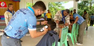 ฉก.สันติสุขบริการตัดผมฟรีให้กับนักเรียนชาย ตามโครงการ “เกศาสานใจ” ลดภาระค่าใช้จ่ายผู้ปกครอง