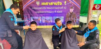 “เกศาสานใจ เชื่อมรักสานสัมพันธ์” ทหารพราน 42 บริการตัดผมให้กับนักเรียน ในพื้นที่ตำบลปิยามุมัง อำเภอยะหริ่ง จังหวัดปัตตานี