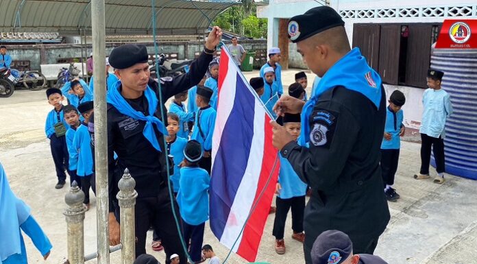 ทหารพราน 49 ดำเนินกิจกรรมเสาธง 5 นาที พร้อมมอบธงชาติผืนใหม่ให้กับศูนย์การศึกษาอิสลามประจำมัสยิดอัตตัจดียาตุลอิสลามียะห์ อ.จะแนะ จ.นราธิวาส
