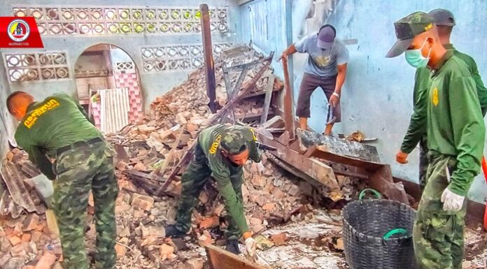ช่วยเหลือประชาชน รื้อถอนซากปรักหักพังบ้านที่เกิดเหตุอัคคีภัยในพื้นที่ จ.ปัตตานี