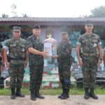 รอง ผอ.รมน.ภาค 4 สน. ลงพื้นที่ตรวจเยี่ยมให้กำลังใจหน่วยในพื้นที่จังหวัดนราธิวาส พร้อมเน้นย้ำการปฏิบัติตามแผนป้องกันและสกัดกั้นตามแนวชายแดนอย่างเข้มงวด