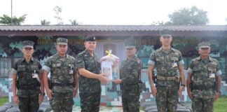 รอง ผอ.รมน.ภาค 4 สน. ลงพื้นที่ตรวจเยี่ยมให้กำลังใจหน่วยในพื้นที่จังหวัดนราธิวาส พร้อมเน้นย้ำการปฏิบัติตามแผนป้องกันและสกัดกั้นตามแนวชายแดนอย่างเข้มงวด