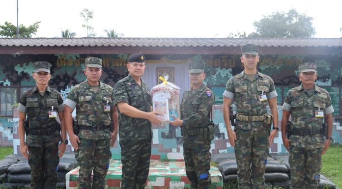 รอง ผอ.รมน.ภาค 4 สน. ลงพื้นที่ตรวจเยี่ยมให้กำลังใจหน่วยในพื้นที่จังหวัดนราธิวาส พร้อมเน้นย้ำการปฏิบัติตามแผนป้องกันและสกัดกั้นตามแนวชายแดนอย่างเข้มงวด