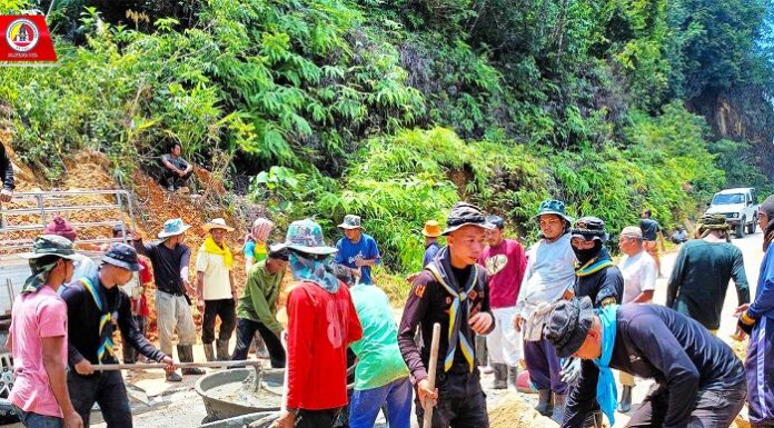 ทหารพราน 33 ร่วมปรับปรุงซ่อมแซมผิวถนนทางเข้าหมู่บ้าน ที่ได้รับความเสียหายจากเหตุอุทกภัย เพื่อความปลอดภัยในการใช้รถใช้ถนน