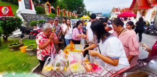 พุทธศาสนิกชนในพื้นที่ อ.เบตง จ.ยะลา ร่วมงานบุญสารทเดือนสิบ อุทิศส่วนบุญให้กับบรรพบุรุษที่ล่วงลับ อีกทั้งยังเป็นวันรวมญาติ