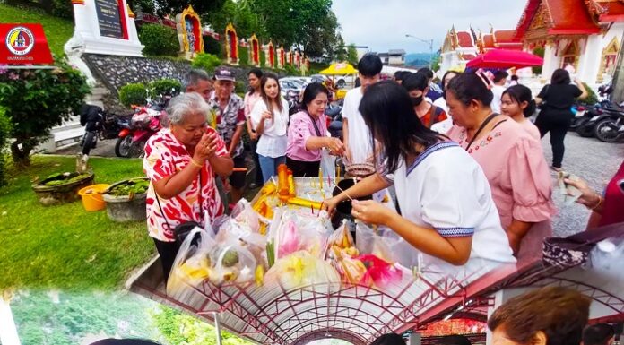 พุทธศาสนิกชนในพื้นที่ อ.เบตง จ.ยะลา ร่วมงานบุญสารทเดือนสิบ อุทิศส่วนบุญให้กับบรรพบุรุษที่ล่วงลับ อีกทั้งยังเป็นวันรวมญาติ