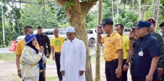 ร่วมกิจกรรมเก็บเกี่ยวผลผลิต ลองกองสมเด็จพระเทพรัตนราชสุดาฯ สยามบรมราชกุมารี เพื่อเตรียมนำขึ้นทูลเกล้าฯ ถวาย สมเด็จพระกนิษฐาธิราชเจ้า กรมสมเด็จพระเทพรัตนราชสุดาฯ สยามบรมราชกุมารี