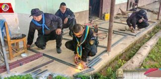 ทหารพราน 33 ซ่อมสร้างประตูโรงเรียนที่เก่าชำรุดให้กลับมาอยู่ในสภาพที่พร้อมใช้งาน