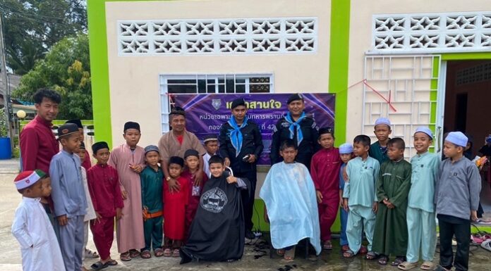 เกศาสานใจสู่สันติสุข” บริการตัดผมฟรีให้น้อง ๆ ตาดีกาดารุสสลาม จังหวัดปัตตานี