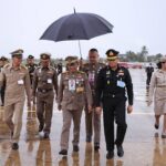 พระบาทสมเด็จพระเจ้าอยู่หัว ทรงพระกรุณาโปรดเกล้าโปรดกระหม่อมให้องคมนตรี เชิญสิ่งของพระราชทานเยี่ยมให้กำลังใจเจ้าหน้าที่และประชาชน ที่ได้รับผลกระทบจากสถานการณ์ความรุนแรงในพื้นที่ จชต.