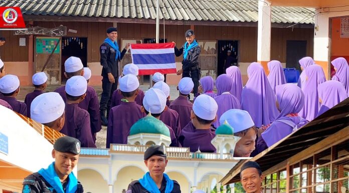 กิจกรรมเสาธง 5 นาที เสริมสร้างความรักชาติ ศาสนา พระมหากษัตริย์ ให้กับนักเรียนศูนย์การศึกษาอิสลามประจำมัสยิดมูฮำมาดียะห์อัลอัสลามียะห์ อ.จะแนะ จ.นราธิวาส