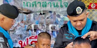 ทหารพราน 42 บริการตัดผมฟรี ตามโครงการ “เกศาสานใจ สู่สันติสุข” ให้น้อง ๆ โรงเรียนบ้านเตราะหัก จ.ปัตตานี
