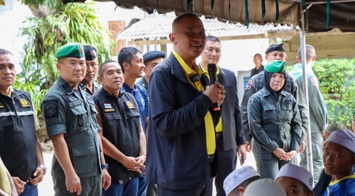 ผบ.ฉก.ยะลา ลงพื้นที่ พบปะผู้นำศาสนาพร้อมทั้งมอบเครื่องอุปโภคบริโภคเพื่อสร้างขวัญกำลังใจให้กับเยาวชนกลุ่มเปราะบาง พื้นที่ จ.ยะลา ยึดมั่นจะปฏิบัติซึ่งก่อให้เกิดประโยชน์สูงสุดแก่ประชาชนส่วนรวม