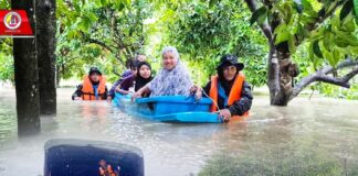 ทหารพราน 45 ลุยน้ำให้การช่วยเหลือประชาชนเคลื่อนย้ายผู้สูงอายุ ผู้ป่วยติดเตียง เด็กเล็กออกจากตัวบ้านที่เกิดน้ำท่วมฉับพลันในหลายพื้นที่ของอำเภอระแงะ จังหวัดนราธิวาส